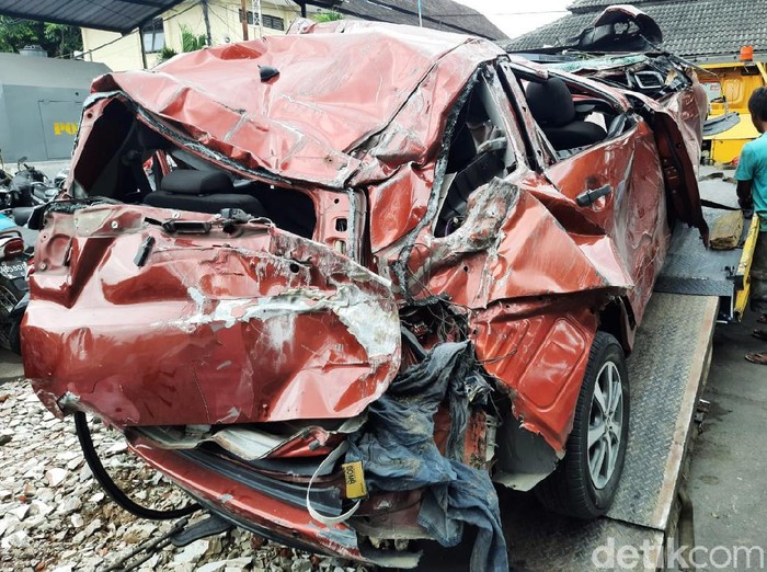 Kecelakaan maut terjadi di Jalan Magelang Km 8, Sendangadi, Mlati, Sleman, Sabtu (3/10/2020). Empat orang dilaporkan meninggal dunia dalam kecelakaan adu banteng antara mobil dengan mobil tersebut.