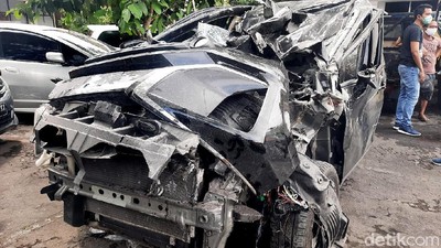 Penampakan Dua Mobil yang Ringsek Usai Adu Banteng di Sleman