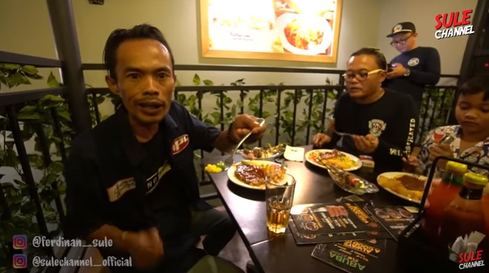 Ade Londok review steak Bukan Odading, Ini Aksi Ade Londok Mengulas Steak