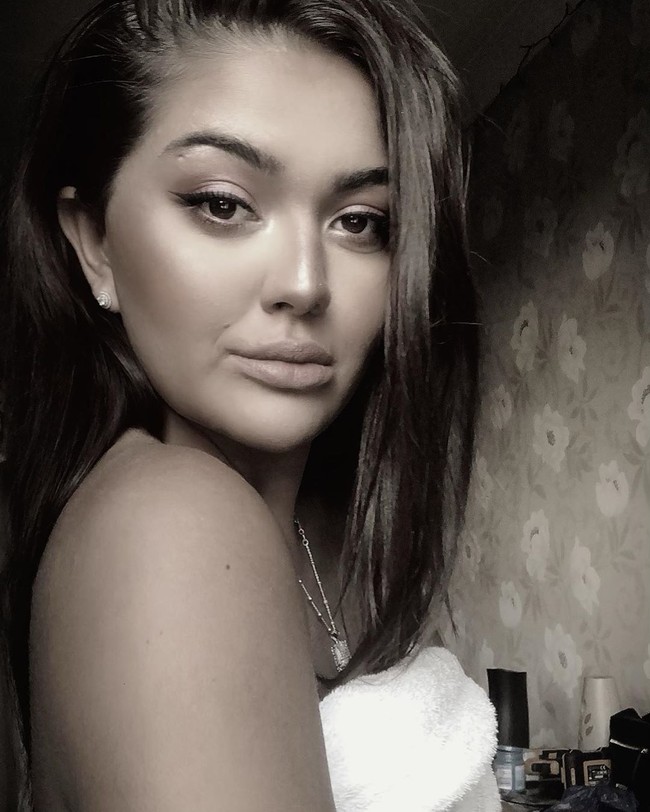 Dia bekerja sebagai pramugari sejak beberapa tahun terakhir di beberapa maskapai. Gajinya lumayan besar, kata kuasa hukum Alexandra, Paul Cliff. Ia mengatakan kliennya sangat terpukul akibat PHK. Pria yang memberi Alexandra pekerjaan tersebut masih dalam pencarian. Sejak Alexandra ditangkap, pria itu berhasil melarikan diri dan menghilangkan jejaknya. (Foto: Instagram/@itsalexandradobre)