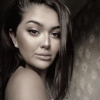 Dia bekerja sebagai pramugari sejak beberapa tahun terakhir di beberapa maskapai. Gajinya lumayan besar, kata kuasa hukum Alexandra, Paul Cliff. Ia mengatakan kliennya sangat terpukul akibat PHK. Pria yang memberi Alexandra pekerjaan tersebut masih dalam pencarian. Sejak Alexandra ditangkap, pria itu berhasil melarikan diri dan menghilangkan jejaknya. (Foto: Instagram/@itsalexandradobre)