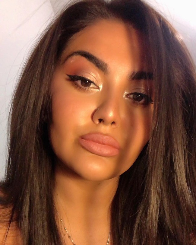 Suatu ketika, perempuan asal Rumania yang sudah tiga tahun tinggal di Inggris ini berkenalan dengan seorang pria melalui aplikasi kencan. Pria tersebut lantas menawarinya pekerjaan sebagai seorang kurir narkoba. (Foto: Instagram/@itsalexandradobre)