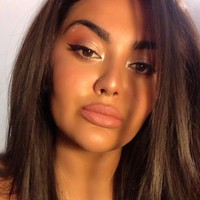 Suatu ketika, perempuan asal Rumania yang sudah tiga tahun tinggal di Inggris ini berkenalan dengan seorang pria melalui aplikasi kencan. Pria tersebut lantas menawarinya pekerjaan sebagai seorang kurir narkoba. (Foto: Instagram/@itsalexandradobre)