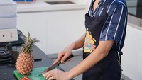 Penggemar berat Michael Jackson dan Justin Bieber ini sering belajar masak. Sehingga ia bisa menjadi sosok suami yang baik di masa depan. Foto: Instagram @asad.motawh