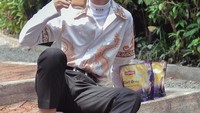 Minum milk tea rasa earl grey, Asad tampil modis dengan kemeja hingga celana hitamnya yang kekinian. Foto: Instagram @asad.motawh