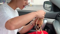 Kalau ini foto saat Asad dikerjai oleh temannya saat akan membuka minuman bersoda di dalam mobilnya.  Foto: Instagram @asad.motawh