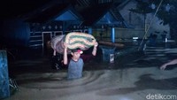 Warga mengevakuasi barang-barangnya sejak Jumat (2/10/2020) malam.