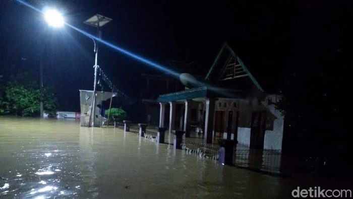Banjir Bandang Terjang Ratusan Rumah di Cianjur Ratusan rumah di tiga Kecamatan, Kabupaten Cianjur, Jawa Barat, terendam banjir bandang, Sabtu (3/10/2020). Ketinggian air bahkan mencapai 2 meter.