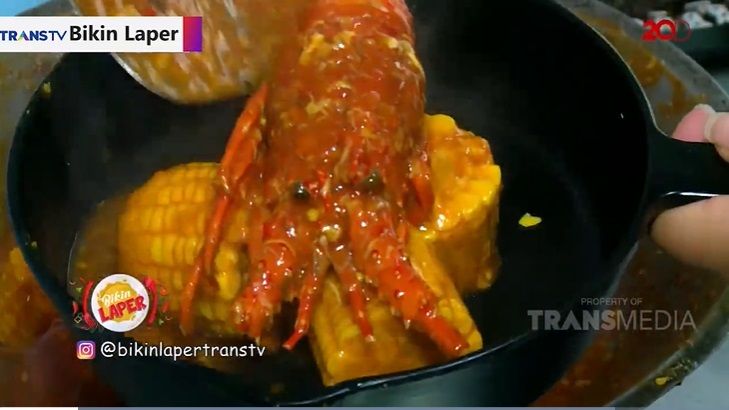Bikin Laper! Puasnya Makan Aneka Seafood Saus Padang di Atas Meja