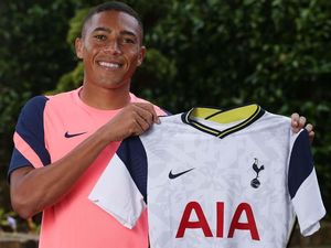 Tottenham Resmi Perkenalkan Carlos Vinicius