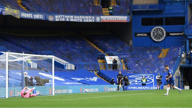 Chelsea vs Crystal Palace LONDON, ENGLAND - OCTOBER 03: Jorginho of Chelsea celebrates after scoring his sides third goal during the Premier League match between Chelsea and Crystal Palace at Stamford Bridge on October 03, 2020 in London, England. Sporting stadiums around the UK remain under strict restrictions due to the Coronavirus Pandemic as Government social distancing laws prohibit fans inside venues resulting in games being played behind closed doors. (Photo by Mike Hewitt/Getty Images)