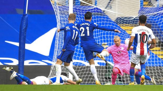 Chelsea vs Crystal Palace Chelsea's Ben Chilwell, center, celebrates after he scored his side's first goal during an English Premier League soccer match between Chelsea and Crystal Palace at Stamford Bridge stadium in London, Saturday, Oct. 3, 2020. (Neil Hall/ Pool via AP)