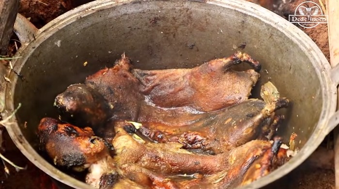 Begini Aksi YouTuber Masak Daging Marmut Bumbu Rempah
