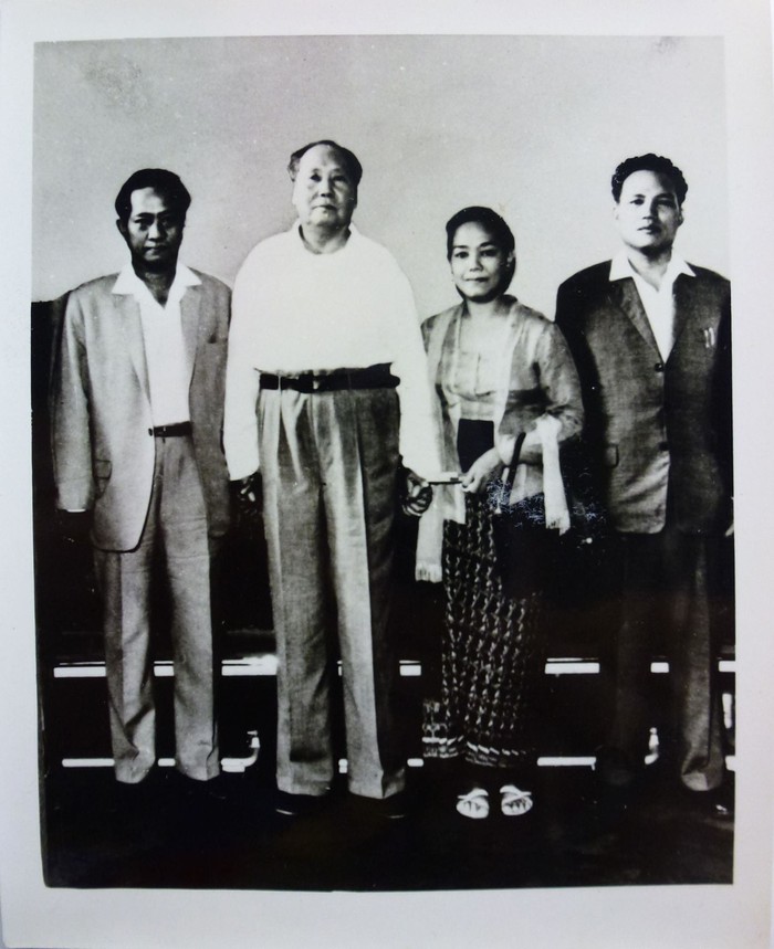 DN Aidit, Mao Zedong, Tanti (istri Aidit), dan Jusuf Adjitorop (fungsionaris PKI). (Koleksi IISC Amsterdam via buku G30S dan Asia)