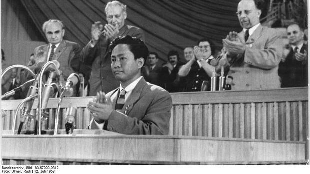 Zentralbild Ulmer 12.7.1958. V. Parteitag der SED vom 10. bis 16.7.1958 in der Werner-Seelenbinder-Halle, Berlin, 3. Tag: UBz: Eine beeindruckende Solidarittsbekundung des Parteitages fr die konsequent- und erfolgreich fr die volle Gewhrleistung der Unabhngigkeit ihres Landes kmpfenden Kommunisten Indonesien erlebte die Werner-Seelenbinder-Halle whrend der Grussansprache des Generalsekretrs der KP Indonesiens, D. N. Aidit.