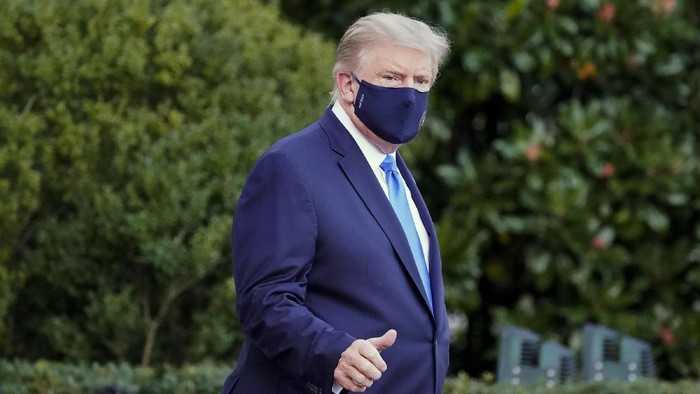 Donald Trump Dibawa ke RS Militer untuk Dirawat Presiden Amerika Serikat (AS) Donald Trump dipindahkan ke pusat medis Walter Reed usai dinyatakan positif virus Corona (COVID-19), Sabtu (3/10/2020). Trump dijemput dengan helikopter kepresidenan Marine One.