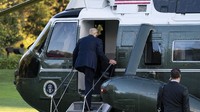 Trump memasuki helikopter kepresidenan Marine One. AP Photo/Alex Brandon.