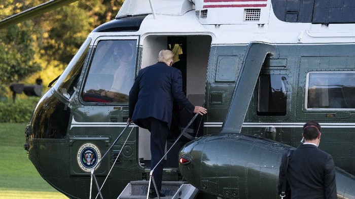 Presiden Amerika Serikat (AS) Donald Trump dipindahkan ke pusat medis Walter Reed usai dinyatakan positif virus Corona (COVID-19), Sabtu (3/10/2020). Trump dijemput dengan helikopter kepresidenan Marine One.