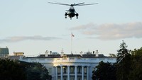Helikopter kepresidenan Marine One yang membawa Donald Trump terbang menuju Pusat Medis Militer Nasional Walter Reed. AP Photo/Manuel Balce Ceneta.