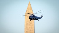 Helikopter kepresidenan Marine One melintas di atas Monumen Washington untuk menuju Pusat Medis Militer Nasional Walter Reed. AP Photo/J David Ake.