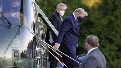 Momen Donald Trump Dibawa ke RS Militer untuk Dirawat