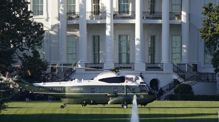 Donald Trump Dibawa ke RS Militer untuk Dirawat Presiden Amerika Serikat (AS) Donald Trump dipindahkan ke pusat medis Walter Reed usai dinyatakan positif virus Corona (COVID-19), Sabtu (3/10/2020). Trump dijemput dengan helikopter kepresidenan Marine One.