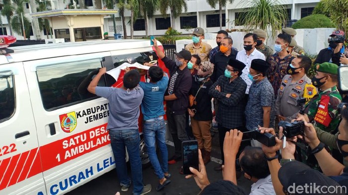 foto bupati faida ditutup stiker