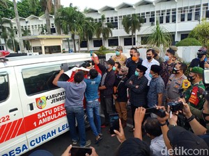 Foto Bupati Faida di 248 Ambulans Desa Ditutup Logo Pemkab Jember