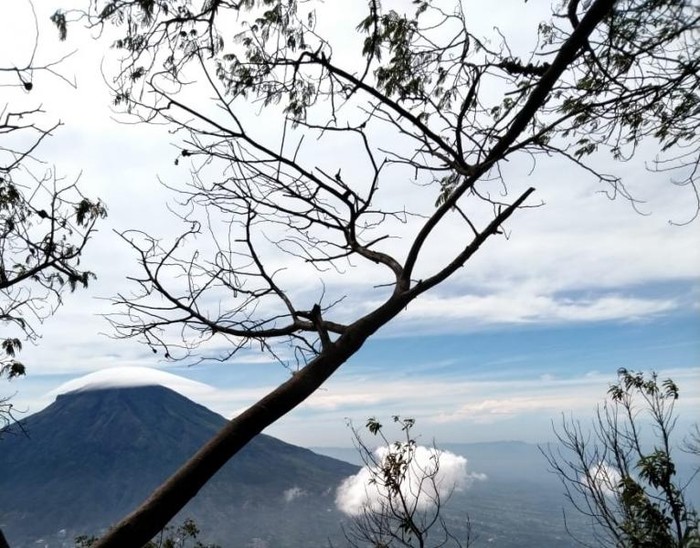 Gunung Sindoro via Alang-alang Sewu telah dibuka kembali dengan menerapkan protokol-protokol. Berikut protokol yang perlu kamu perhatikan!