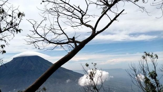 Gunung Sindoro via Alang-alang Sewu telah dibuka kembali dengan menerapkan protokol-protokol. Berikut protokol yang perlu kamu perhatikan!