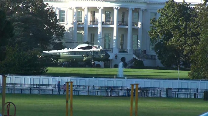 Helikopter kepresidenan AS Marine One berada di Gedung Putih untuk menjemput Donald Trump yang akan dipindahkan ke Pusat Medis Militer Nasional Walter Reed.