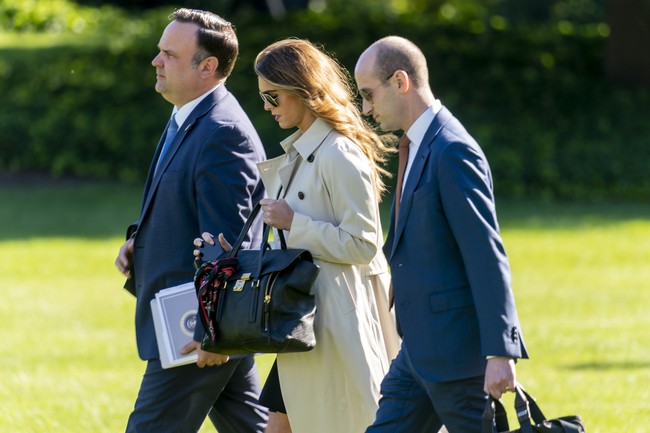 Dalam kesehariannya Hope Hicks selalu tampil stylish, termasuk ketika mendampingi Sang Presiden menjalani tugas kenegaraan, kampanye maupun debat. Foto: AP/Andrew Harnik