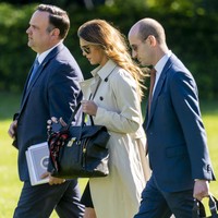 Dalam kesehariannya Hope Hicks selalu tampil stylish, termasuk ketika mendampingi Sang Presiden menjalani tugas kenegaraan, kampanye maupun debat. Foto: AP/Andrew Harnik