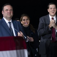 Mantan model berusia 31 tahun ini diketahui bepergian bersama Donald Trump menumpang pesawat kepresidenan Air Force One ke Cleveland untuk debat capres pertama. Foto: AP/Evan Vucci