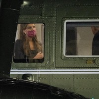 Hope Hicks pun berada dalam satu helikopter Marine One dengan Donald Trump setelah rapat umum di Minnesota untuk kembali ke Gedung Putih di Washington, DC. Foto: AP/Manuel Balce Ceneta