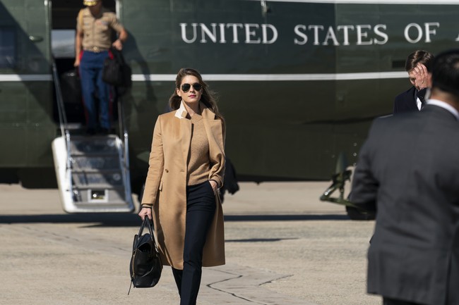 Hope Hicks jadi perbincangan setelah diduga menularkan virus Corona ke Presiden AS Donald Trump dan Ibu Negara Melania Trump. Pasalnya tak lama setelah pengumuman dirinya terinfeksi, POTUS dan FLOTUS juga positif COVID-19. Foto: AP/Alex Brandon