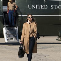 Hope Hicks jadi perbincangan setelah diduga menularkan virus Corona ke Presiden AS Donald Trump dan Ibu Negara Melania Trump. Pasalnya tak lama setelah pengumuman dirinya terinfeksi, POTUS dan FLOTUS juga positif COVID-19. Foto: AP/Alex Brandon