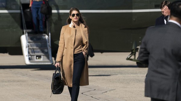 7 Gaya Si Cantik Hope Hicks Sebelum Diduga Tularkan Corona ke Donald Trump