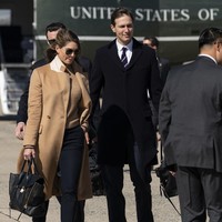 Wanita yang bekerja sebagai penasihat presiden ini diketahui positif virus Corona pada Rabu (30/9/2020). Sebelum didiagnosa terinfeksi, dia melakukan sejumlah penerbangan bersama Donald Trump untuk mendampinginya berkampanye. Foto: AP/Alex Brandon