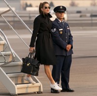 Trench coat dan kacamata hitam jadi fashion item andalan wanita yang pernah mengundurkan diri sebagai Direktur Komunikasi Gedung Putih ini, yang lalu kembali direktur jadi staf kepresidenan pada Februari 2020. Foto: AP/Andrew Harnik