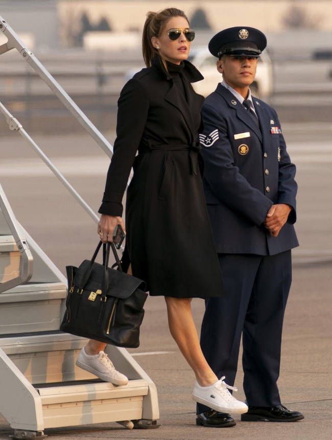 Trench coat dan kacamata hitam jadi fashion item andalan wanita yang pernah mengundurkan diri sebagai Direktur Komunikasi Gedung Putih ini, yang lalu kembali direktur jadi staf kepresidenan pada Februari 2020. Foto: AP/Andrew Harnik