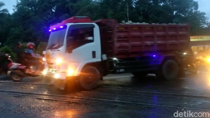 Jalan perlintasan kereta di sukabumi bahaya