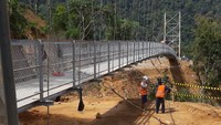 Jembatan gantung tersebut memiliki panjang bentang 84 meter dengan panjang jalan pendekat arah Palopo 140 meter dan arah Rantepao 57 meter, dengan lebar 4,2 meter yang mampu menahan beban hingga 1,5 ton.