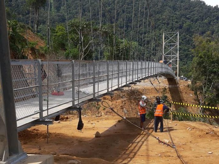 Kementerian Pekerjaan Umum dan Perumahan Rakyat (PUPR) telah menyelesaikan jembatan gantung yang menghubungkan jalur Palopo-Toraja Utara di Kelurahan Battang Barat, Kecamatan Wara Barat, Kota Palopo, Sulawesi Selatan, dan resmi difungsikan pada Jumat (25/9/2020).