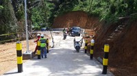Pembangunan jembatan tersebut sebagai upaya memulihkan konektivitas akibat bencana tanah longsor pada Juli 2020 akibat curah hujan yang sangat tinggi di hulu sungai dan mengakibatkan akses jalan nasional Palopo-Toraja Utara putus.