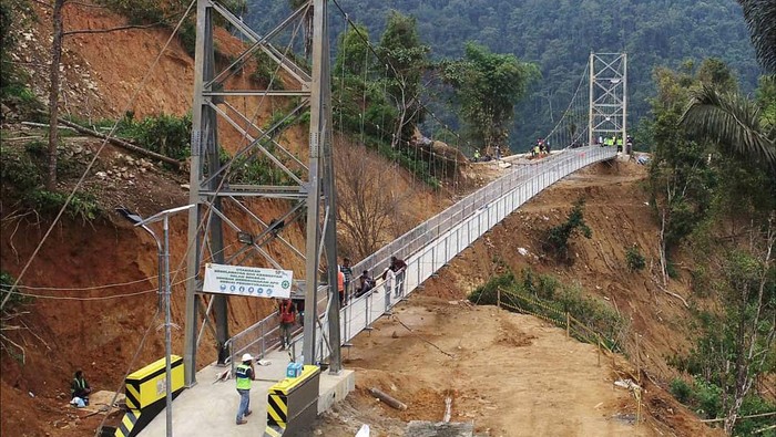 Jembatan Gantung Penghubung Palopo-Toraja Kementerian Pekerjaan Umum dan Perumahan Rakyat (PUPR) telah menyelesaikan jembatan gantung yang menghubungkan jalur Palopo-Toraja Utara di Kelurahan Battang Barat, Kecamatan Wara Barat, Kota Palopo, Sulawesi Selatan, dan resmi difungsikan pada Jumat (25/9/2020).