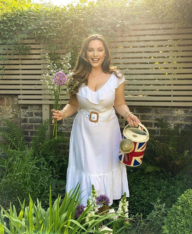 Kelly Brook ternyata memiliki semua kriteria yang disebutkan para peneliti. Wanita ini (Kelly Brook) sangat natural dan sempurna secara ilmiah, ujar tim peneliti, seperti dilansir The Sun. Foto: Instagram/@iamkb