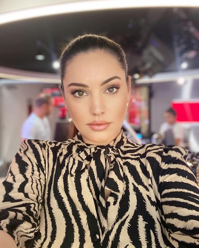 Jadi wanita dengan ukuran tubuh paling sempurna, Kelly Brook mengaku bangga pada bentuk payudaranya. Dia menyebut punya payudara besar membuat perhatian orang tertuju padanya. Foto: Instagram/@iamkb