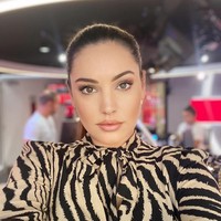 Jadi wanita dengan ukuran tubuh paling sempurna, Kelly Brook mengaku bangga pada bentuk payudaranya. Dia menyebut punya payudara besar membuat perhatian orang tertuju padanya. Foto: Instagram/@iamkb