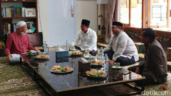 Kepala BNPT Komjen Boy Rafli Amar mengunjungi Habib Novel Alaydrus di Majelis Ar-Raudhah, Solo, Sabtu (3/10/2020).